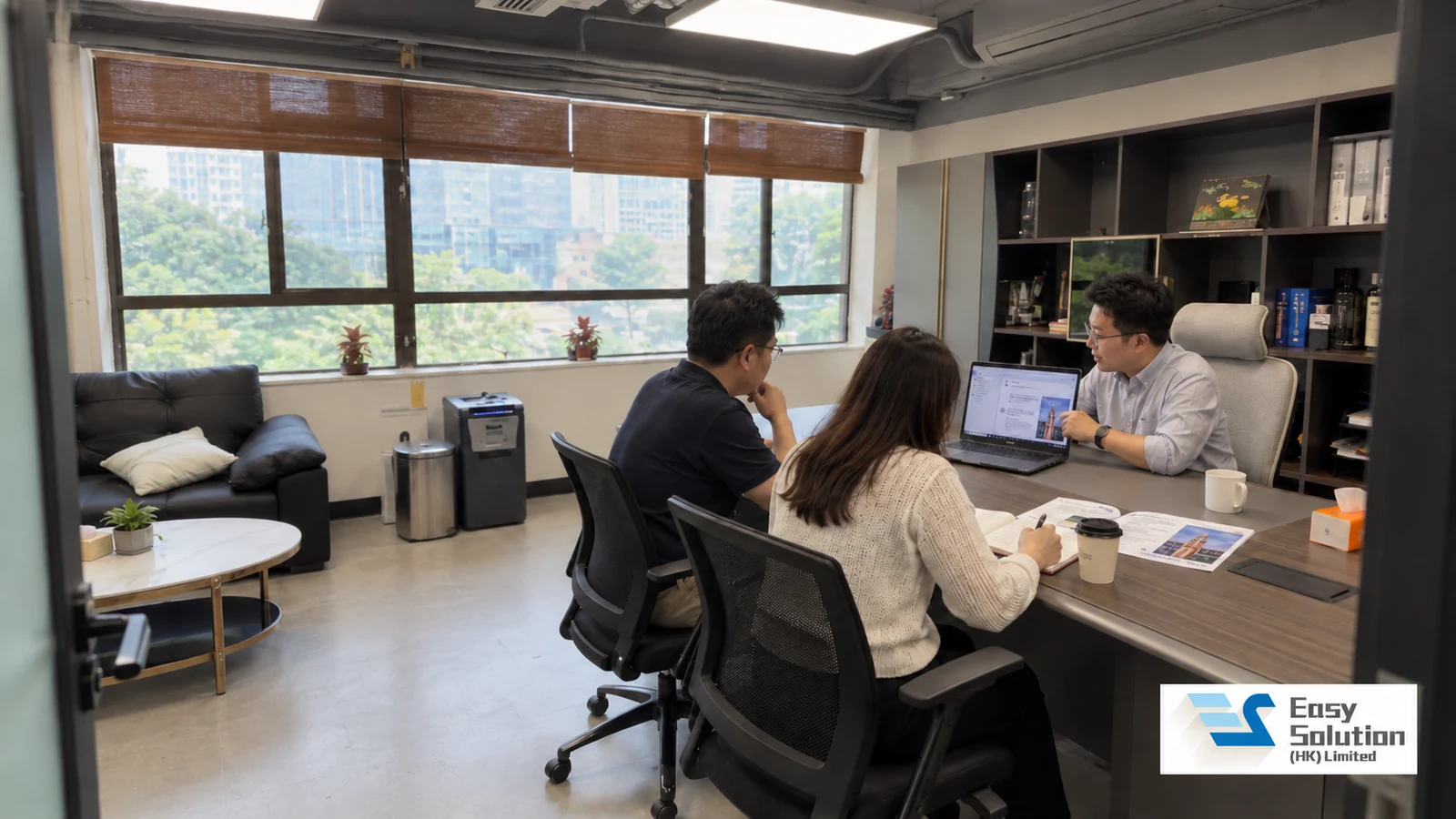 Easy Solution 會議室:導師與兩位學員圍坐木紋枱,以筆記型電腦進行小組教學
